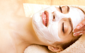 <p>Papaya fades out dark patches, sun spots and freckles guaranteeing a blemish-free skin.</p>