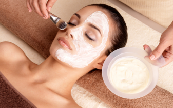 <p>This unique 4 Layers Advanced Radiance Facial contains therapeutic natural active ingredients to help improve both skin tone and texture, assuring a younger looking skin with visibly renewed moisture, and a long - lasting afterglow.</p>