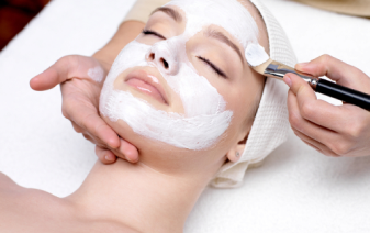 <p>This unique 4 Layers Advanced Anti-Ageing Facial contains therapeutic natural active ingredients that help improve firmness, elasticity, hydration of skin and reduces fine lines, age spots and blemishes. This facial results in a younger looking skin with visibly renewed moisture that lasts long.</p>