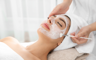 <p>This facial imparts glow, shine and brilliance to the complexion. It lightens as well as evens out the skin tone. It detoxifies the skin tissues and balances skin functions.<br/></p>