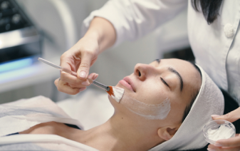 <p>Lacto DeTAN is an effective blend of 3 main ingredients carrot, liquorice and biotic extracts which starts working on skin instantly and removes tanning. They renew and revitalize damage skin cells to remove sun tan, spots and even out the skin tone to reveal naturally radiant and glowing skin.</p>