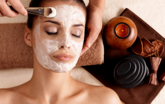 <p>This unique 4 Layers Advanced Skin Whitening Facial contains therapeutic natural active ingredients to correct and prevent the occurrence of spots and reduces melanin to get a uniform and translucent complexion. This makes the skin fairer, while bringing a radiant glow to the face.</p>